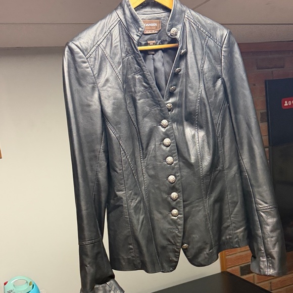 Danier Women's Sleek Black Leather Jacket - Picture 7 of 10